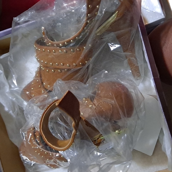 Shoes - Picture 8 of 9